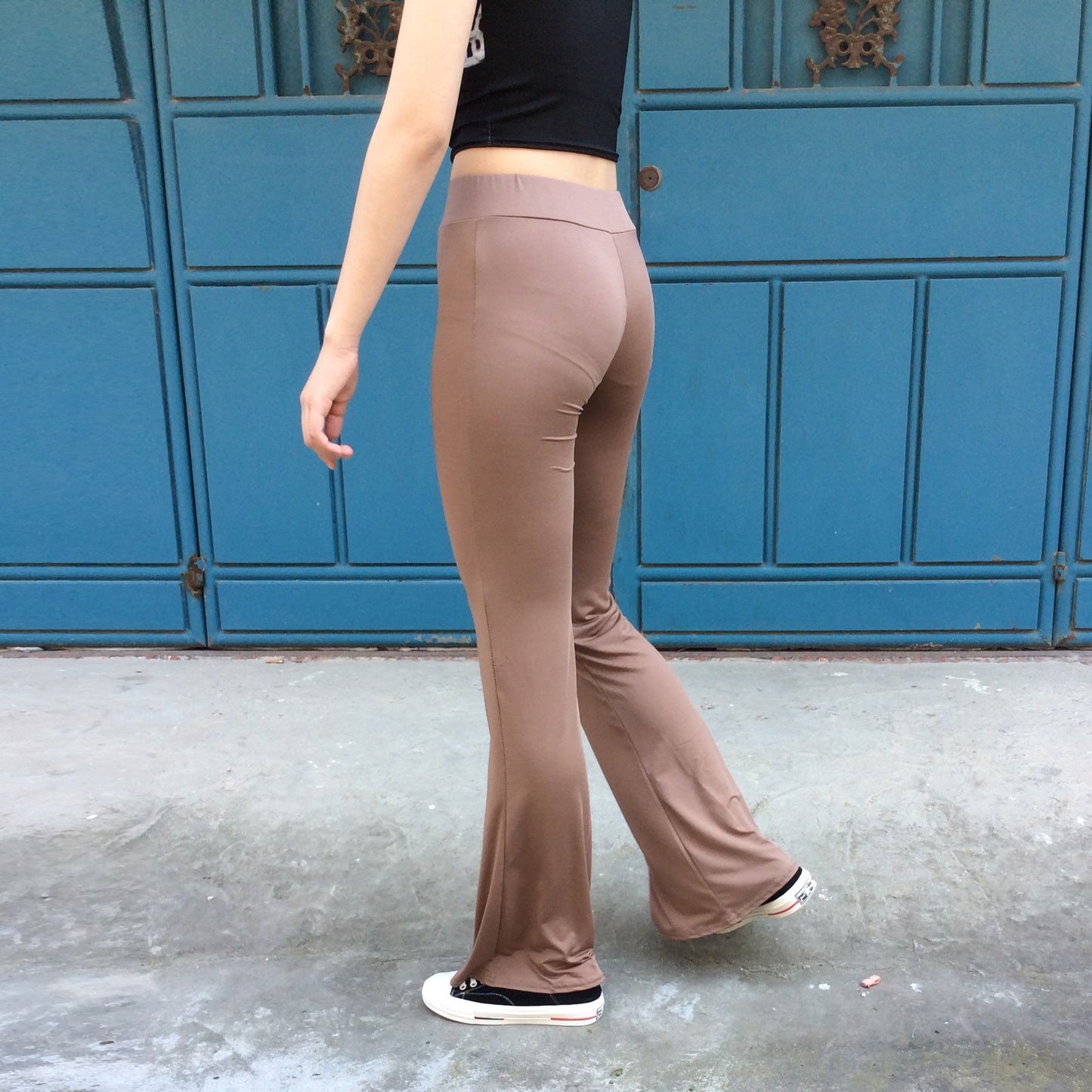 Pantalon de banlieue slim évasé de couleur unie