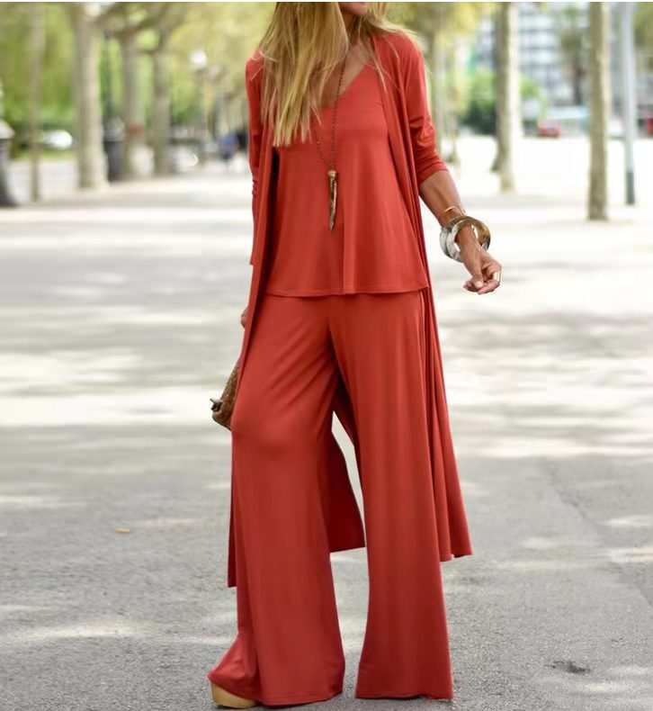 Ensemble trois pièces ample à la mode avec bretelles et pantalon